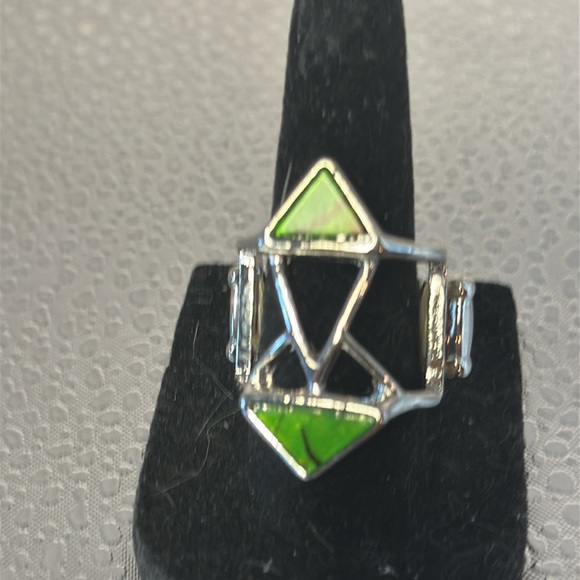 Beautiful stretch ring one-size-fits-all. Beautiful green and silver. - Picture 3 of 4